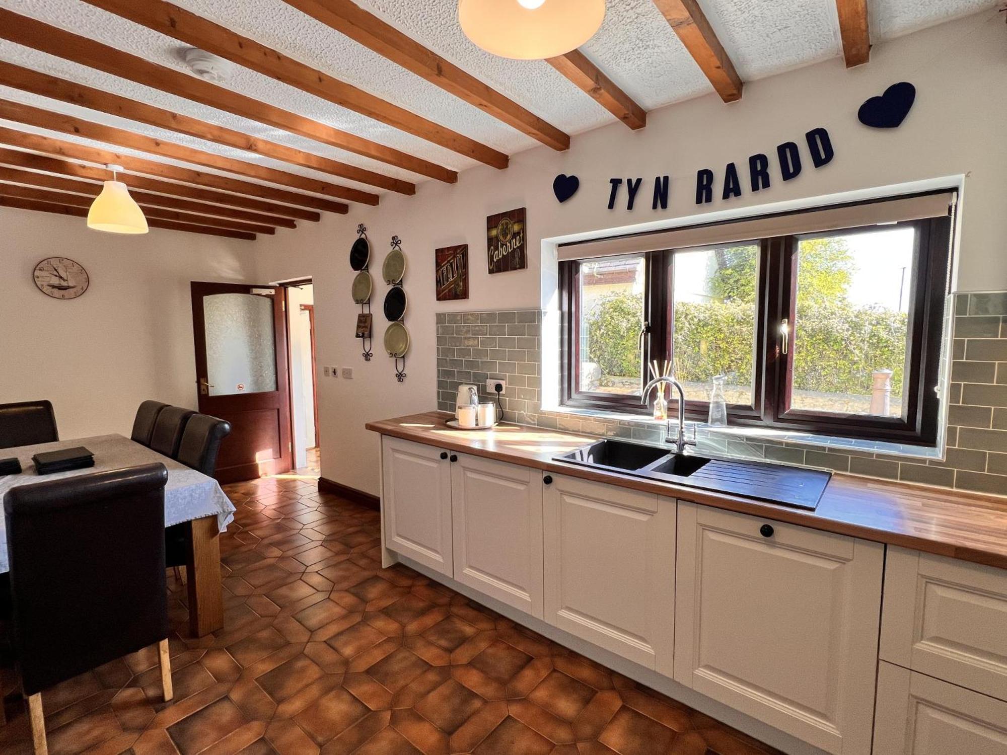 4 Bedroom Detached Farmhouse Mountain Views Бомаріс Екстер'єр фото
